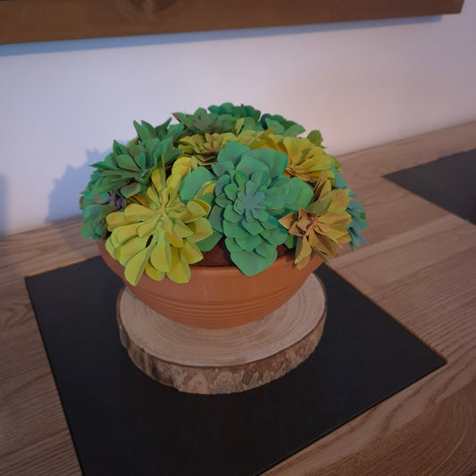 Composition artisanale de succulentes en papier dans un pot en terre cuite, décoration végétale durable – Canopée
